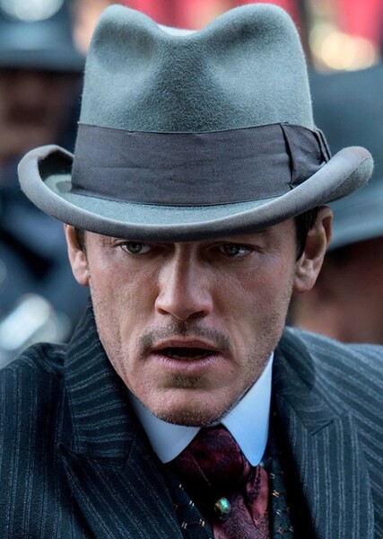 Luke Evans photo