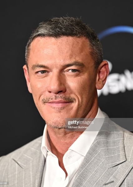 Luke Evans photo
