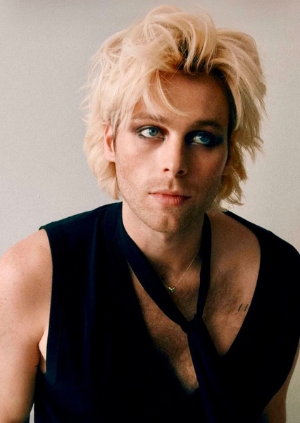 Luke Hemmings photo
