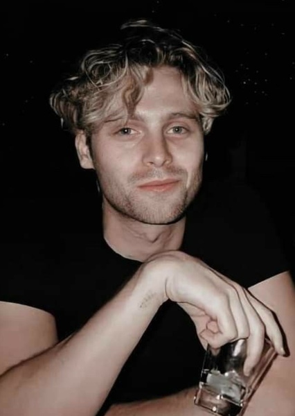 Luke Hemmings photo