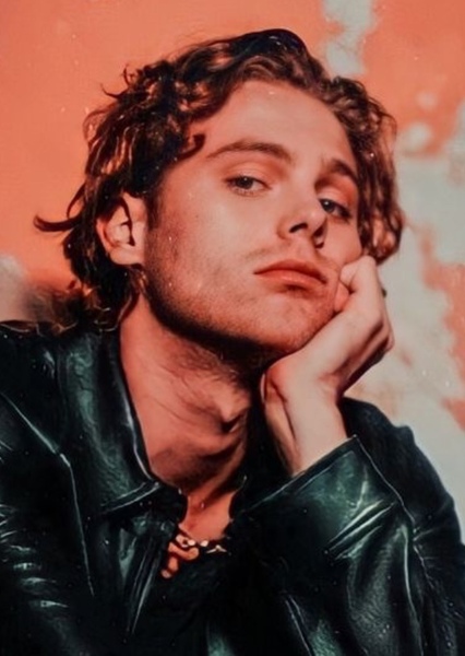 Luke Hemmings photo