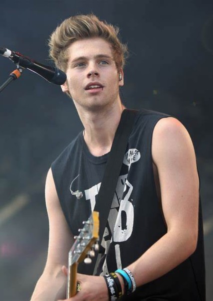 Luke Hemmings photo