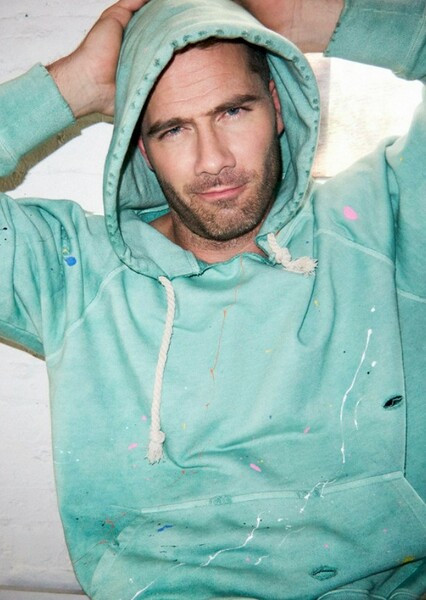 Luke Macfarlane photo