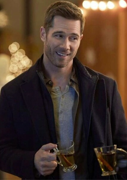 Luke Macfarlane photo