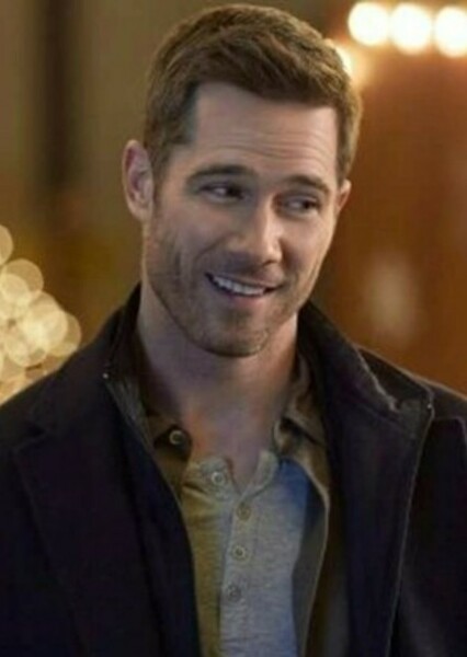 Luke Macfarlane photo