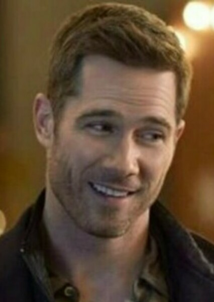 Luke Macfarlane photo