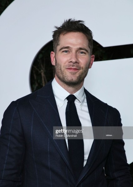 Luke Macfarlane photo