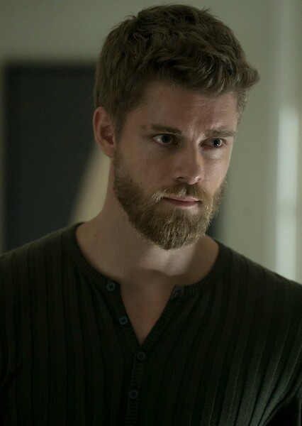 Luke Mitchell photo