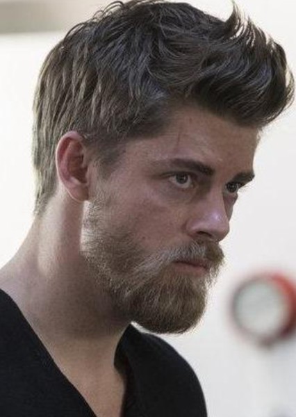 Luke Mitchell photo