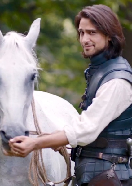 Luke Pasqualino photo