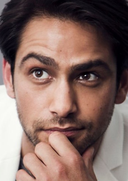 Luke Pasqualino photo