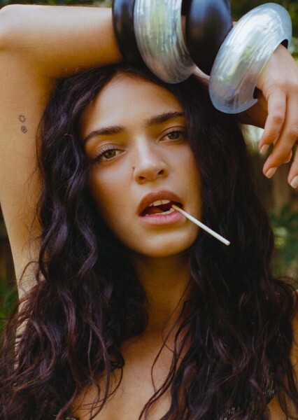 Luna Blaise photo