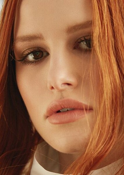 Madeleine Petsch photo