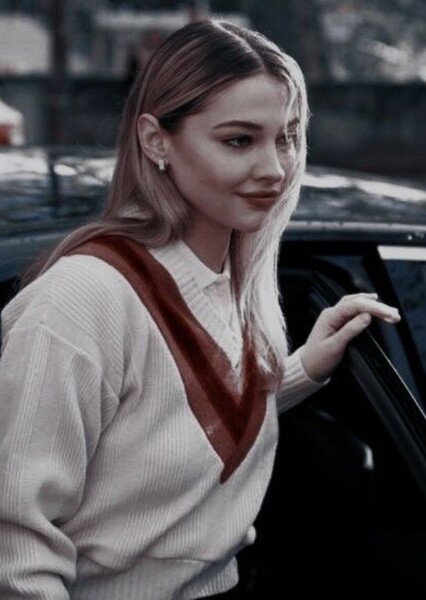 Madelyn Cline photo