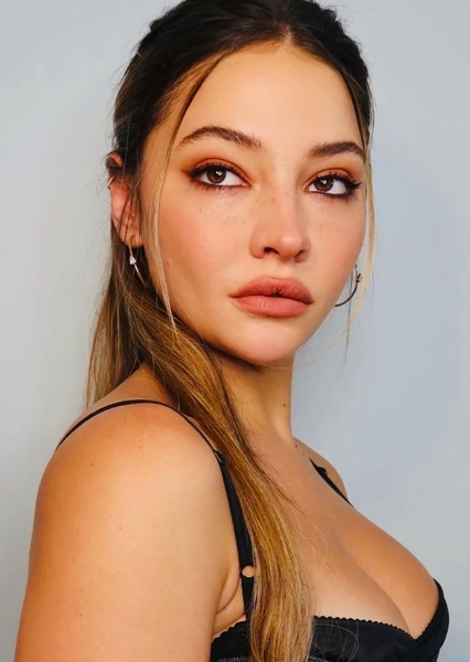 Madelyn Cline photo