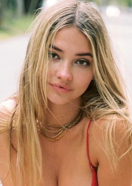 Madelyn Cline photo