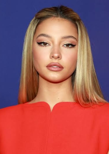 Madelyn Cline photo
