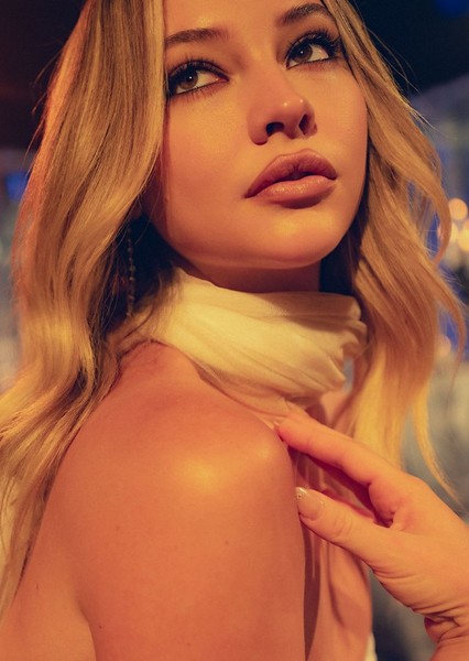 Madelyn Cline photo