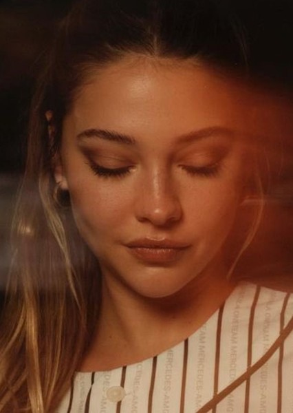 Madelyn Cline photo