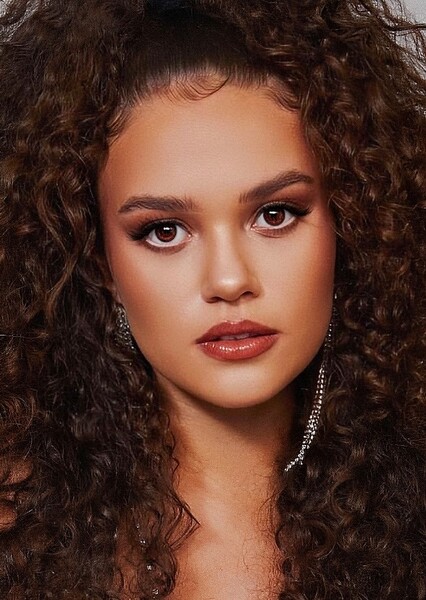 Madison Pettis photo
