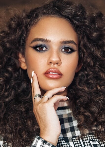 Madison Pettis photo