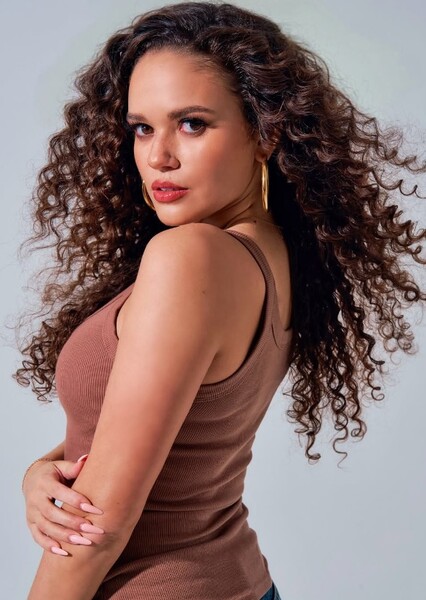 Madison Pettis photo