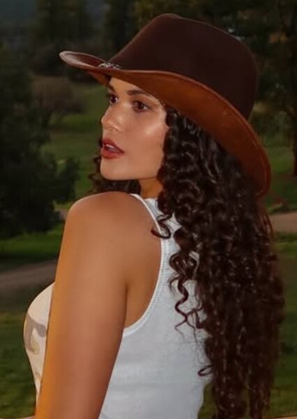 Madison Pettis photo