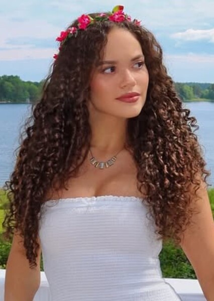 Madison Pettis photo