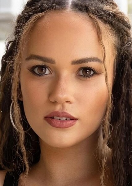 Madison Pettis photo
