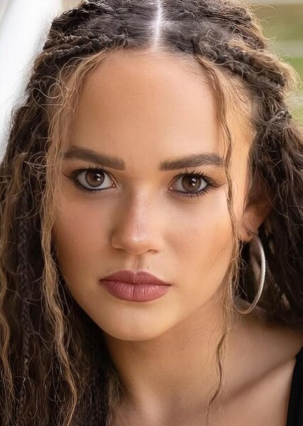 Madison Pettis photo