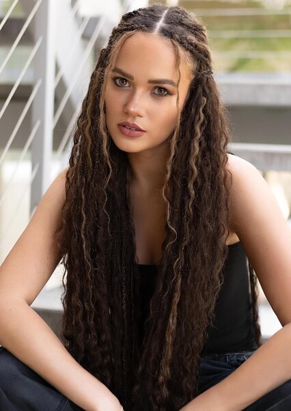 Madison Pettis photo