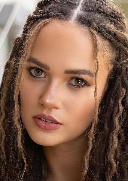 Madison Pettis photo