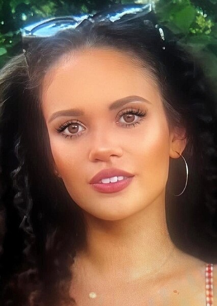 Madison Pettis photo