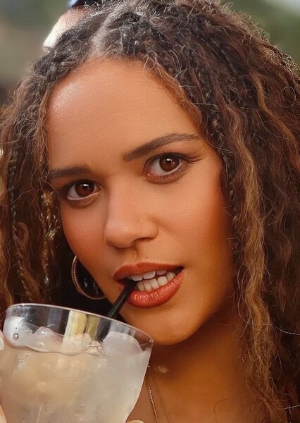 Madison Pettis photo