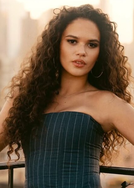 Madison Pettis photo