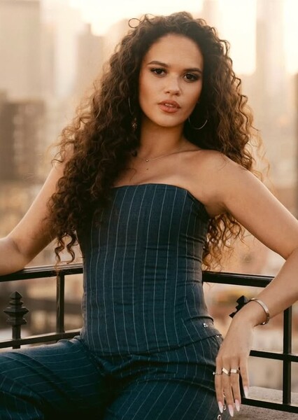 Madison Pettis photo