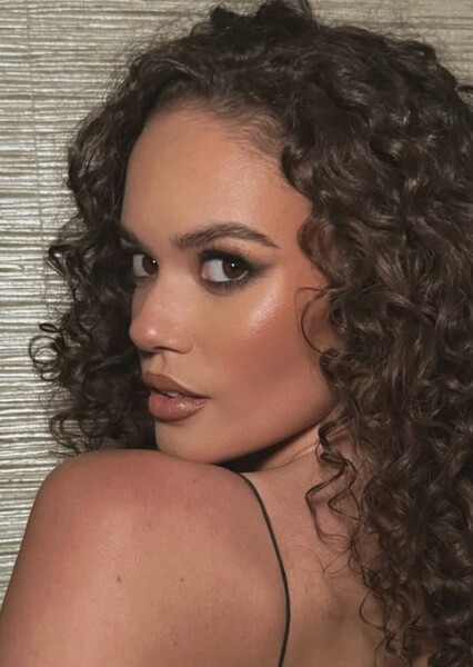 Madison Pettis photo