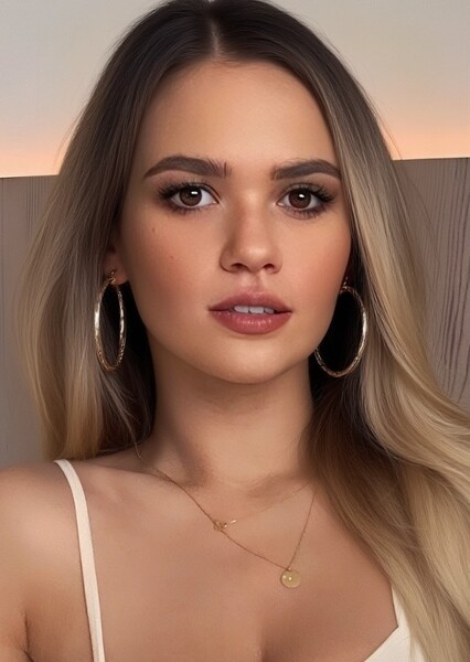 Madison Pettis photo