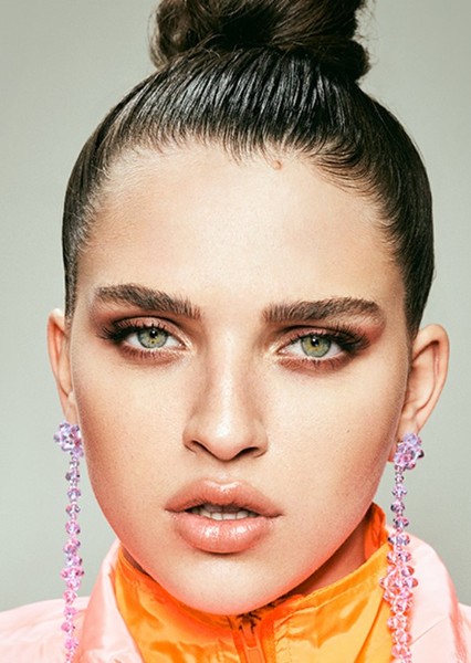 Mae Muller photo