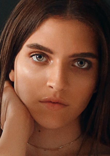 Mae Muller photo