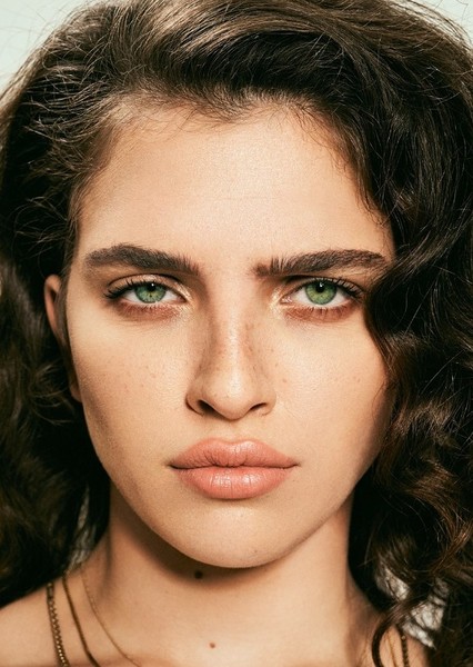 Mae Muller photo