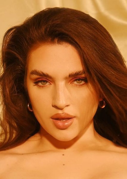 Mae Muller photo