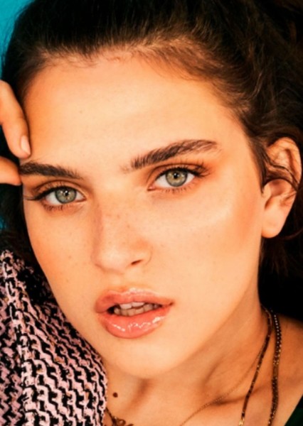Mae Muller photo