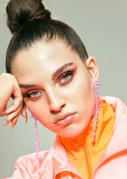 Mae Muller photo