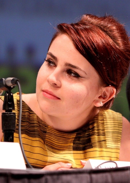 Mae Whitman photo