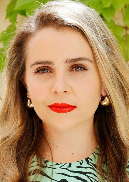 Mae Whitman photo