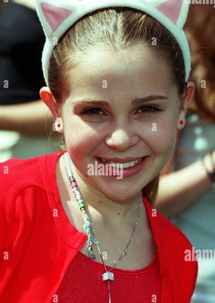 Mae Whitman photo