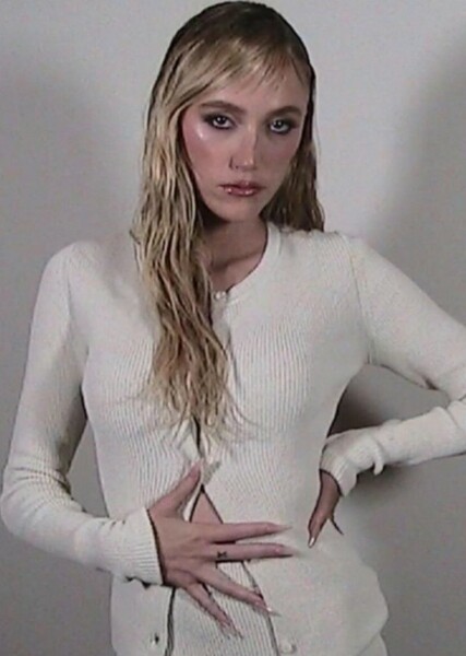 Maika Monroe photo