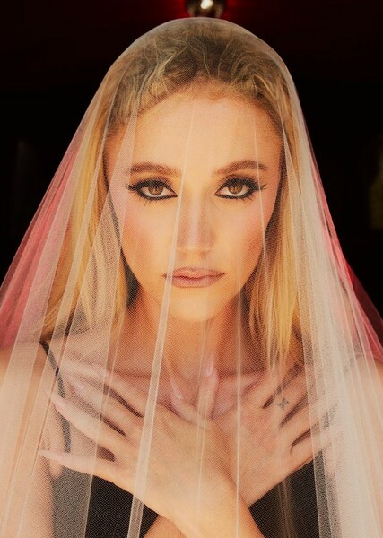 Maika Monroe photo