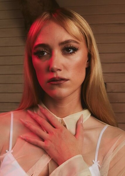 Maika Monroe photo